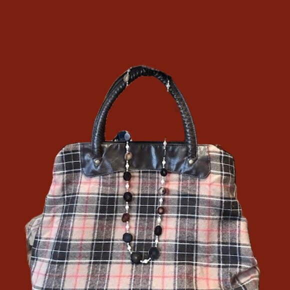 Woodsy Look featuring a spacious handbag, a trendy hat and coordinating necklace - Picture 3 of 4